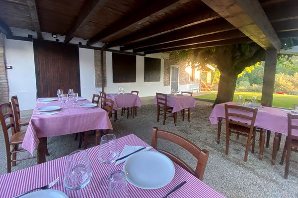 casa_garello_agriturismo_dove_mangiare_sala_esterna_in_oltrepo_pavese_salice_terme